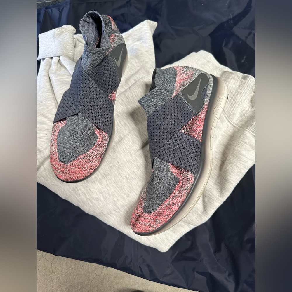 Nike grey and pink Slip-On flyknit Nike free Sneakers 9.5